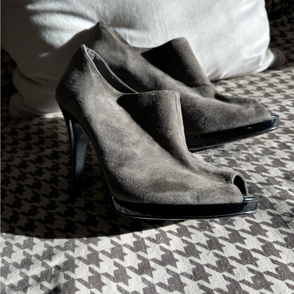 9West griege open toe heels